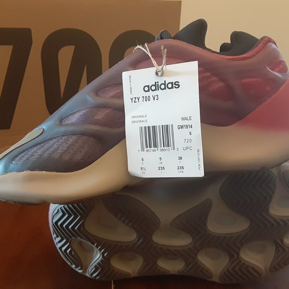 Size 5.5M / 7W - Adidas Yeezy 700 V3 Fade Carbon - GW1814 - NEW!! - Picture 4 of 7